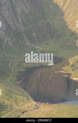 Una vista dalla cima di Pen yr Ole Wen tra i monti Carneddau, Eryri, Galles del Nord, Regno Unito Foto Stock