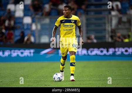 Michael Folorunsho dell'Hellas Verona FC in azione durante la partita di serie A tra US Sassuolo e Hellas Verona FC. Foto Stock