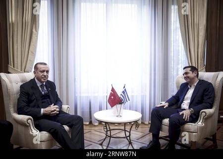 (171207) -- ATENE, 7 dicembre 2017 -- il primo ministro greco Alexis Tsipras (R) parla con il presidente turco Recep Tayyip Erdogan (L) nella riunione tenutasi ad Atene, in Grecia, il 7 dicembre 2017. Il presidente turco Recep Tayyip Erdogan è arrivato qui giovedì per una visita di due giorni tra misure di sicurezza draconiane, poiché il suo viaggio segna il primo nel paese da parte di un leader turco dal 1952. )(rh) GRECIA-ATENE-PRESIDENTE TarianaxBolari PUBLICATIONxNOTxINxCHN Foto Stock