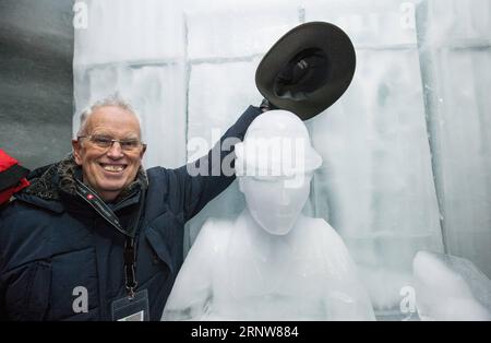 (171207) -- INTERLAKEN (SVIZZERA), 7 dicembre 2017 -- Eugene Chaplin, figlio della leggenda dello schermo Charlie Chaplin, partecipa alla cerimonia di inaugurazione della scultura di ghiaccio di Chaplin sulla sella Jungfraujoch, vicino a Interlaken, Svizzera, 7 dicembre 2017. La scultura di ghiaccio è stata realizzata in occasione del 40° anniversario della morte di Charlie Chaplin. SVIZZERA-INTERLAKEN-CHAPLIN-ICE SCULPTURE-UNVEILING XUXJINQUAN PUBLICATIONXNOTXINXCHN Foto Stock