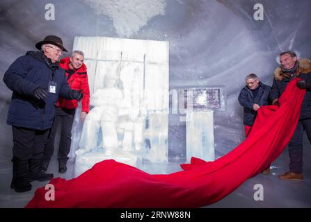 (171207) -- INTERLAKEN (SVIZZERA), 7 dicembre 2017 -- Eugene Chaplin (1st L), figlio della leggenda dello schermo Charlie Chaplin, e dello scultore britannico John Doubleday (2nd R), assistono alla cerimonia di inaugurazione della scultura di ghiaccio di Chaplin sulla sella Jungfraujoch, vicino a Interlaken, Svizzera, 7 dicembre 2017. La scultura di ghiaccio è stata realizzata in occasione del 40° anniversario della morte di Charlie Chaplin. SVIZZERA-INTERLAKEN-CHAPLIN-ICE SCULPTURE-UNVEILING XUXJINQUAN PUBLICATIONXNOTXINXCHN Foto Stock