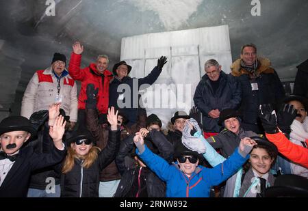 (171207) -- INTERLAKEN (SVIZZERA), 7 dicembre 2017 -- Eugene Chaplin (3rd L, posteriore), figlio della leggenda dello schermo Charlie Chaplin e dello scultore britannico John Doubleday (2nd R, posteriore), assistono alla cerimonia di inaugurazione della scultura di ghiaccio di Chaplin sulla sella Jungfraujoch, vicino a Interlaken, Svizzera, 7 dicembre 2017. La scultura di ghiaccio è stata realizzata in occasione del 40° anniversario della morte di Charlie Chaplin. SVIZZERA-INTERLAKEN-CHAPLIN-ICE SCULPTURE-UNVEILING XUXJINQUAN PUBLICATIONXNOTXINXCHN Foto Stock