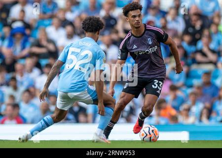 Antonee Robinson #33 del Fulham F.C placcato da Oscar Bobb #52 del Manchester City durante la partita di Premier League tra Manchester City e Fulham all'Etihad Stadium di Manchester sabato 2 settembre 2023. (Foto: Mike Morese | mi News) crediti: MI News & Sport /Alamy Live News Foto Stock