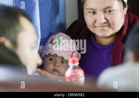 (171209) -- URUMQI, 9 dicembre 2017 -- i passeggeri sono visti sul treno n. 5809 che collega Kashgar e Hotan nella regione autonoma di Xinjiang Uygur della Cina nord-occidentale, 25 novembre 2017. Il percorso ferroviario di 485 km che collega le due principali oasi cittadine di Kashgar e Hotan, attraversa alcune delle aree più remote dello Xinjiang e ha trasformato la vita nel deserto sin dal suo lancio nel 2011. È la prima e unica ferrovia di Hotan, attraverso la ferrovia la prefettura sottosviluppata è collegata al resto della rete ferroviaria del paese, che vanta 22.000 km di linee ferroviarie ad alta velocità. Infrastrutture di trasporto inadeguate hanno causato C. Foto Stock