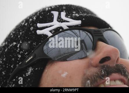 (171210) -- NEW YORK, 10 dicembre 2017 -- Un uomo guarda il ponte di Brooklyn a New York, negli Stati Uniti, 9 dicembre 2017. Sabato, la prima nevicata di quest'inverno arriva a New York. )(yy) U.S.-NEW YORK-FIRST SNOW Wangxying PUBLICATIONxNOTxINxCHN Foto Stock