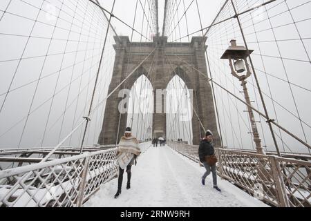 (171210) -- NEW YORK, 10 dicembre 2017 -- People Walk on the Brooklyn Bridge a New York, negli Stati Uniti, 9 dicembre 2017. Sabato, la prima nevicata di quest'inverno arriva a New York. )(yy) U.S.-NEW YORK-FIRST SNOW Wangxying PUBLICATIONxNOTxINxCHN Foto Stock