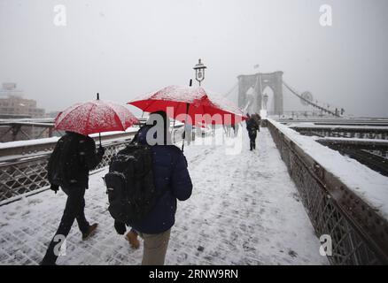 (171210) -- NEW YORK, 10 dicembre 2017 -- People Walk on the Brooklyn Bridge a New York, negli Stati Uniti, 9 dicembre 2017. Sabato, la prima nevicata di quest'inverno arriva a New York. )(yy) U.S.-NEW YORK-FIRST SNOW Wangxying PUBLICATIONxNOTxINxCHN Foto Stock