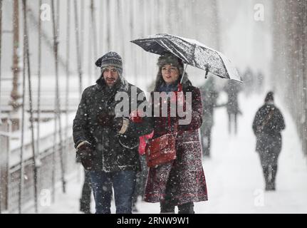 (171210) -- NEW YORK, 10 dicembre 2017 -- People Walk on the Brooklyn Bridge a New York, negli Stati Uniti, 9 dicembre 2017. Sabato, la prima nevicata di quest'inverno arriva a New York. )(yy) U.S.-NEW YORK-FIRST SNOW Wangxying PUBLICATIONxNOTxINxCHN Foto Stock