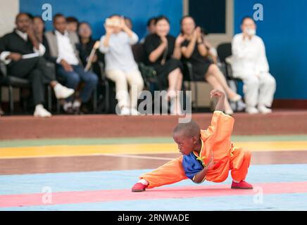 (171211) -- KIGALI, 11 dicembre 2017 -- Un bambino dimostra Kunfu (arte marziale) nella finale dei campionati nazionali ruandesi di Kung-fu a Kigali, capitale del Ruanda, il 10 dicembre 2017.) (SP)RUANDA-KIGALI-KUNGFU-CHILDREN GabrielxDusabe PUBLICATIONxNOTxINxCHN Foto Stock