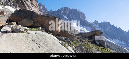 Il panorama con il vecchio chalet Refuge du Couvercle sul ghiacciaio Mer de Glace. Foto Stock