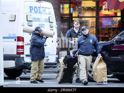 (171211) -- NEW YORK, 11 dicembre 2017 -- gli investigatori lavorano nel sito dell'esplosione a New York, negli Stati Uniti, l'11 dicembre 2017. Quattro persone sono rimaste ferite in un'esplosione in un passaggio vicino a Times Square, Manhattan, a New York, lunedì mattina presto. Intorno alle 7:20 ora locale, un uomo di 27 anni, che aveva un ordigno esplosivo improvvisato e a bassa tecnologia attaccato al suo corpo, ha fatto detonare intenzionalmente il dispositivo, ferendo se stesso e altri tre, il Commissario della polizia di New York James o Neil ha detto in una conferenza stampa tenutasi vicino alla scena. ) (zf) U.S.-NEW YORK-BLAST WangxYing PUBLICATIONxNOTxI Foto Stock