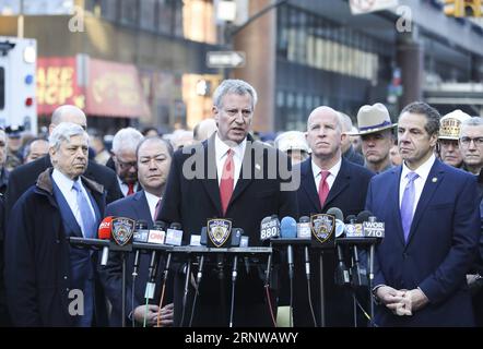 (171211) -- NEW YORK, 11 dicembre 2017 -- il sindaco di New York Bill de Blasio (C) parla durante una conferenza stampa nei pressi del sito dell'esplosione a New York, negli Stati Uniti, l'11 dicembre 2017. Quattro persone sono rimaste ferite in un'esplosione in un passaggio vicino a Times Square, Manhattan, a New York, lunedì mattina presto. Intorno alle 7:20 ora locale, un uomo di 27 anni, che aveva un ordigno esplosivo improvvisato e a bassa tecnologia attaccato al suo corpo, ha fatto detonare intenzionalmente il dispositivo, ferendo se stesso e altri tre, il Commissario della polizia di New York James o Neil ha detto in una conferenza stampa tenutasi vicino alla scena. ) Foto Stock