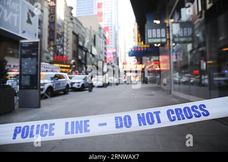 (171211) -- NEW YORK, 11 dicembre 2017 -- la polizia blocca il sito dell'esplosione a New York, negli Stati Uniti, l'11 dicembre 2017. Quattro persone sono rimaste ferite in un'esplosione in un passaggio vicino a Times Square, Manhattan, a New York, lunedì mattina presto. Intorno alle 7:20 ora locale, un uomo di 27 anni, che aveva un ordigno esplosivo improvvisato e a bassa tecnologia attaccato al suo corpo, ha fatto detonare intenzionalmente il dispositivo, ferendo se stesso e altri tre, il Commissario della polizia di New York James o Neil ha detto in una conferenza stampa tenutasi vicino alla scena. ) (zf) U.S.-NEW YORK-BLAST WangxYing PUBLICATIONxNOTxINxCHN Foto Stock
