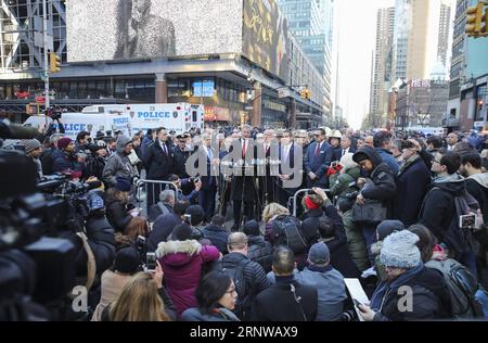 (171211) -- NEW YORK, 11 dicembre 2017 -- il sindaco di New York Bill de Blasio (C) tiene una conferenza stampa vicino alla scena di un'esplosione a New York, negli Stati Uniti, l'11 dicembre 2017. Quattro persone sono rimaste ferite in un'esplosione in un passaggio vicino a Times Square, Manhattan a New York City lunedì mattina presto. U.S.-NEW YORK CITY-BLAST WangxYing PUBLICATIONxNOTxINxCHN Foto Stock