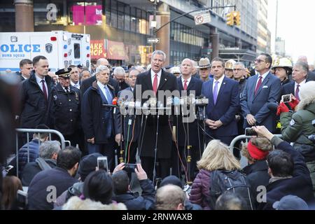 (171211) -- NEW YORK, 11 dicembre 2017 -- il sindaco di New York Bill de Blasio (C) parla durante una conferenza stampa nei pressi del sito dell'esplosione a New York, negli Stati Uniti, l'11 dicembre 2017. Quattro persone sono rimaste ferite in un'esplosione in un passaggio vicino a Times Square, Manhattan, a New York, lunedì mattina presto. Intorno alle 7:20 ora locale, un uomo di 27 anni, che aveva un ordigno esplosivo improvvisato e a bassa tecnologia attaccato al suo corpo, ha fatto detonare intenzionalmente il dispositivo, ferendo se stesso e altri tre, il Commissario della polizia di New York James o Neil ha detto in una conferenza stampa tenutasi vicino alla scena. ) Foto Stock