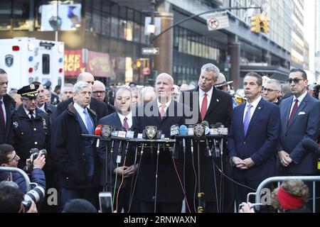 (171211) -- NEW YORK, 11 dicembre 2017 -- il Commissario della polizia di New York James o Neil (C) tiene una conferenza stampa vicino alla scena di un'esplosione a New York, negli Stati Uniti, l'11 dicembre 2017. Quattro persone sono rimaste ferite in un'esplosione in un passaggio vicino a Times Square, Manhattan a New York City lunedì mattina presto. U.S.-NEW YORK CITY-BLAST WangxYing PUBLICATIONxNOTxINxCHN Foto Stock