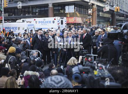 (171211) -- NEW YORK, 11 dicembre 2017 -- il governatore dello stato di New York Andrew M. Cuomo (C) tiene una conferenza stampa vicino alla scena di un'esplosione a New York, negli Stati Uniti, l'11 dicembre 2017. Quattro persone sono rimaste ferite in un'esplosione in un passaggio vicino a Times Square, Manhattan a New York City lunedì mattina presto. U.S.-NEW YORK CITY-BLAST WangxYing PUBLICATIONxNOTxINxCHN Foto Stock