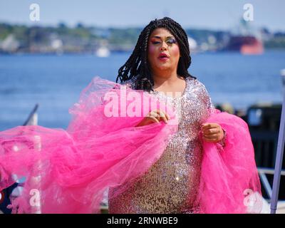 Performer Elle Noir in Drag Show Performance on Halifax Boardwalk, settembre 2023 Foto Stock