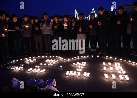 (171212) -- NANCHINO, 12 dicembre 2017 -- gli studenti della Southeast University accendono candele in commemorazione delle vittime del massacro di Nanchino a Nanchino, capitale della provincia di Jiangsu della Cina orientale, 12 dicembre 2017. Le truppe giapponesi catturarono Nanchino, allora capitale della Cina, il 13 dicembre 1937 e iniziarono un massacro di 40 giorni. Circa 300.000 civili e soldati cinesi disarmati sono stati brutalmente assassinati. Oltre 20.000 donne sono state stuprate.) (dhf) CINA-NANCHINO MASSACRO COMMEMORATIVO (CN) SunxCan PUBLICATIONxNOTxINxCHN Foto Stock