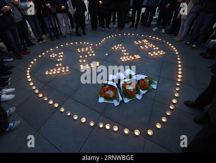 (171212) -- NANCHINO, 12 dicembre 2017 -- gli studenti della Southeast University accendono candele in commemorazione delle vittime del massacro di Nanchino a Nanchino, capitale della provincia di Jiangsu della Cina orientale, 12 dicembre 2017. Le truppe giapponesi catturarono Nanchino, allora capitale della Cina, il 13 dicembre 1937 e iniziarono un massacro di 40 giorni. Circa 300.000 civili e soldati cinesi disarmati sono stati brutalmente assassinati. Oltre 20.000 donne sono state stuprate.) (dhf) CINA-NANCHINO MASSACRO COMMEMORATIVO (CN) SunxCan PUBLICATIONxNOTxINxCHN Foto Stock