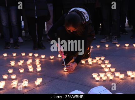 (171212) -- NANCHINO, 12 dicembre 2017 -- gli studenti della Southeast University accendono candele in commemorazione delle vittime del massacro di Nanchino a Nanchino, capitale della provincia di Jiangsu della Cina orientale, 12 dicembre 2017. Le truppe giapponesi catturarono Nanchino, allora capitale della Cina, il 13 dicembre 1937 e iniziarono un massacro di 40 giorni. Circa 300.000 civili e soldati cinesi disarmati sono stati brutalmente assassinati. Oltre 20.000 donne sono state stuprate.) (dhf) CINA-NANCHINO MASSACRO COMMEMORATIVO (CN) SunxCan PUBLICATIONxNOTxINxCHN Foto Stock