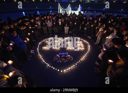 (171212) -- NANCHINO, 12 dicembre 2017 -- gli studenti della Southeast University accendono candele in commemorazione delle vittime del massacro di Nanchino a Nanchino, capitale della provincia di Jiangsu della Cina orientale, 12 dicembre 2017. Le truppe giapponesi catturarono Nanchino, allora capitale della Cina, il 13 dicembre 1937 e iniziarono un massacro di 40 giorni. Circa 300.000 civili e soldati cinesi disarmati sono stati brutalmente assassinati. Oltre 20.000 donne sono state stuprate.) (dhf) CINA-NANCHINO MASSACRO COMMEMORATIVO (CN) SunxCan PUBLICATIONxNOTxINxCHN Foto Stock