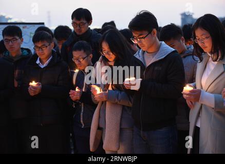 (171212) -- NANCHINO, 12 dicembre 2017 -- gli studenti della Southeast University accendono candele in commemorazione delle vittime del massacro di Nanchino a Nanchino, capitale della provincia di Jiangsu della Cina orientale, 12 dicembre 2017. Le truppe giapponesi catturarono Nanchino, allora capitale della Cina, il 13 dicembre 1937 e iniziarono un massacro di 40 giorni. Circa 300.000 civili e soldati cinesi disarmati sono stati brutalmente assassinati. Oltre 20.000 donne sono state stuprate.) (dhf) CINA-NANCHINO MASSACRO COMMEMORATIVO (CN) SunxCan PUBLICATIONxNOTxINxCHN Foto Stock