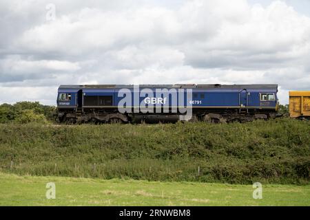 Locomotiva diesel GBRf classe 66 n. 66791 che tira un treno merci, Warwickshire, Regno Unito Foto Stock