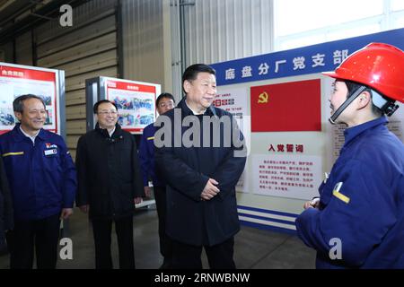 (171212) -- NANCHINO, 12 dicembre 2017 -- il presidente cinese Xi Jinping, anche segretario generale del Comitato centrale del Partito Comunista Cinese (CPC) e presidente della Commissione militare centrale, parla con un lavoratore durante una visita a una filiale del partito presso Xuzhou Construction Machinery Group Co., Ltd. a Xuzhou, nella provincia di Jiangsu della Cina orientale, 12 dicembre 2017. XI ha fatto un tour di ispezione a Xuzhou il 12 dicembre. ) (Zkr) CHINA-XUZHOU-XI JINPING-INSPECTION (CN) JuxPeng PUBLICATIONxNOTxINxCHN Foto Stock