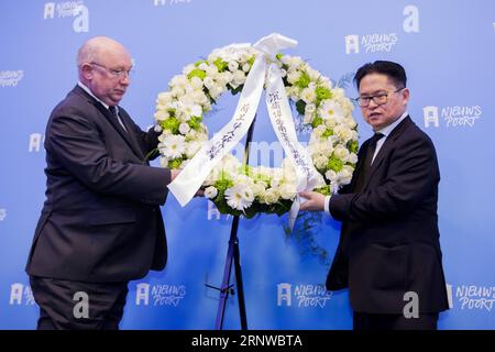 (171212) -- L'AIA, 12 dicembre 2017 -- Henk Kool (L), presidente della Friendship Society Netherlands-China (VNC in olandese), e Zhong Linchang, capo dell'Associazione delle imprese cantonesi nei Paesi Bassi, hanno gettato una corona per piangere le vittime del massacro di Nanchino durante un memoriale all'Aia, nei Paesi Bassi, il 12 dicembre 2017. Circa 200 cinesi e studenti che vivono nei Paesi Bassi hanno partecipato ad un memoriale del massacro di Nanchino, tenutosi un giorno prima della giornata nazionale commemorativa della Cina per le vittime del massacro di Nanchino. OLANDA-L'AIA-NANCHINO MASSACRO-MEMORIAL RICKXNEDERSTIGT PUBLICATIONXNOTX Foto Stock