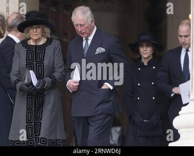 (171214) -- LONDRA, 14 dicembre 2017 () -- il principe Carlo (2nd L, Front) e sua moglie Camilla (1st L, Front) lasciano la torre di Grenfell National Memorial Service a St.. Paul S Cathedral a Londra, Gran Bretagna, il 14 dicembre 2017. Giovedì qui si è tenuto un grande servizio commemorativo per le vittime dell'incendio della torre di Grenfell che ha causato 71 vittime il 14 giugno. () -UK OUT- BRITAIN-LONDON-GRENFELL TOWER-NATIONAL MEMORIAL SERVICE XINHUA PUBLICATIONXNOTXINXCHN Foto Stock