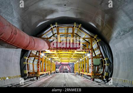 (171217) -- SHIJIAZHUANG, 17 dicembre 2017 -- foto scattata il 17 dicembre 2017 mostra il cantiere del tunnel di Zhengpantai di una linea di estensione della ferrovia ad alta velocità Pechino-Zhangjiakou nella provincia di Hebei nella Cina settentrionale. L'estensione di 52 km della ferrovia Pechino-Zhangjiakou fino al distretto di Hebei S Chongli, dove si terrà la maggior parte delle gare olimpiche di sci del 2022, dovrebbe essere completata entro la fine del 2019. ) (wf) CHINA-HEBEI-BEIJING-ZHANGJIAKOU RAILWAY-CONSTRUCTION (CN) YangxShiyao PUBLICATIONxNOTxINxCHN Foto Stock