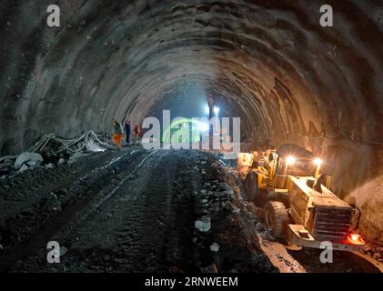 (171217) -- SHIJIAZHUANG, 17 dicembre 2017 -- foto scattata il 17 dicembre 2017 mostra il cantiere del tunnel di Zhengpantai di una linea di estensione della ferrovia ad alta velocità Pechino-Zhangjiakou nella provincia di Hebei nella Cina settentrionale. L'estensione di 52 km della ferrovia Pechino-Zhangjiakou fino al distretto di Hebei S Chongli, dove si terrà la maggior parte delle gare olimpiche di sci del 2022, dovrebbe essere completata entro la fine del 2019. ) (wf) CHINA-HEBEI-BEIJING-ZHANGJIAKOU RAILWAY-CONSTRUCTION (CN) YangxShiyao PUBLICATIONxNOTxINxCHN Foto Stock