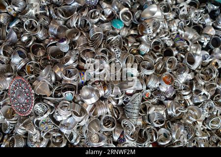 Marrakech, Marocco - 10 febbraio 2023: Anelli di metallo con pietre colorate in un mercato in un suk Foto Stock