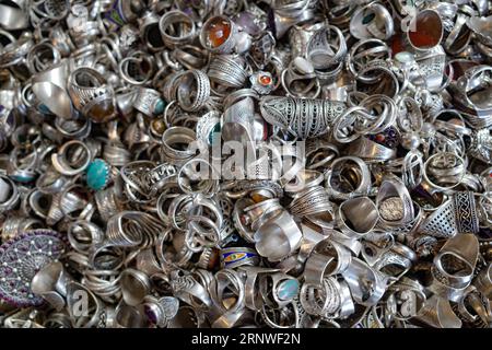Marrakech, Marocco - 10 febbraio 2023: Anelli di metallo con pietre colorate in un mercato in un suk Foto Stock