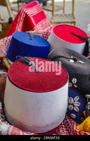 Marrakech, Marocco - 10 febbraio 2023: Cappelli tradizionali Fez in vendita su una bancarella nel mercato della Medina di Marrakech Foto Stock