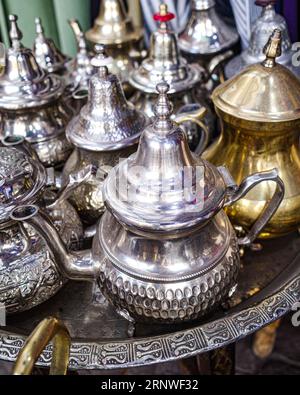 Marrakech, Marocco - 10 febbraio 2023: Lampade arabe tradizionali in vendita nei souk di Marrakech Foto Stock