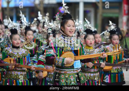 (171219) -- LIPING, 19 dicembre 2017 -- persone del gruppo etnico Dong partecipano a una parata durante una celebrazione del festival Dongnian, un festival tradizionale per il raccolto e la raccolta, nella contea di Liping, nella prefettura autonoma di Qiandongnan Miao e Dong nella provincia di Guizhou della Cina sud-occidentale, 18 dicembre 2017. ) (wyo) CHINA-GUIZHOU-DONG PEOPLE-FESTIVAL(CN) YangxWenbin PUBLICATIONxNOTxINxCHN Foto Stock