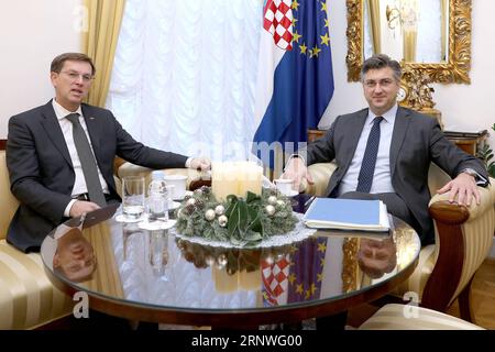 (171219) -- ZAGABRIA, 19 dicembre 2017 -- il primo ministro croato Andrej Plenkovic (R) incontra il suo omologo sloveno Miro Cerar a Zagabria, capitale della Croazia, il 19 dicembre 2017. )(srb) CROAZIA-ZAGABRIA-SLOVENIA-PM-MEETING PatrikxMacek PUBLICATIONxNOTxINxCHN Foto Stock