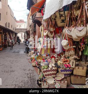 Marrakech, Marocco - 9 febbraio 2023: Un negozio che vende opere d'arte nei mercati del suk di Medina, Marrakech Foto Stock
