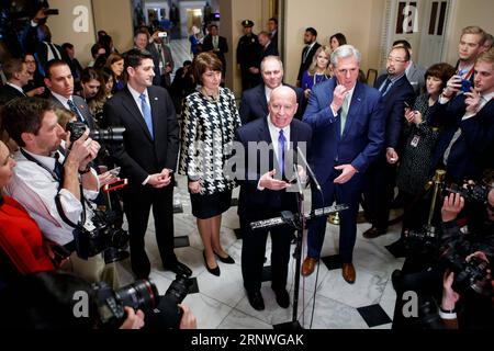 (171219) -- WASHINGTON, 19 dicembre 2017 -- il presidente del Comitato statunitense dei modi e dei mezzi Kevin Brady (C) parla durante una conferenza stampa dopo che la camera dei rappresentanti ha approvato la legge fiscale al Capitol Hill a Washington D.C., negli Stati Uniti, il 19 dicembre 2017. La camera dei rappresentanti degli Stati Uniti dovrà votare di nuovo sulla legge fiscale repubblicana mercoledì, poiché alcune disposizioni del disegno di legge non erano conformi alle regole di bilancio del Senato. Il parlamentare del Senato ha consigliato che tre disposizioni della legge fiscale repubblicana, approvata martedì pomeriggio alla camera, violano il cosiddetto Byrd Foto Stock