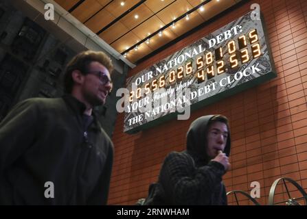 (171221) -- NEW YORK, 21 dicembre 2017 -- la gente passa davanti al National Debt Clock a Manhattan di New York City, Stati Uniti, il 20 dicembre 2017. Il Congresso degli Stati Uniti mercoledì ha approvato il disegno di legge repubblicano per rivedere il codice fiscale degli Stati Uniti per trent'anni, inviandolo allo sportello del presidente Donald Trump per la firma, tra le preoccupazioni che il cambiamento avrebbe ampliato la disuguaglianza di reddito e gonfiato il debito pubblico. ) (Zxj) U.S.-NEW YORK-REPUBBLICANA LEGGE FISCALE WangxYing PUBLICATIONxNOTxINxCHN Foto Stock