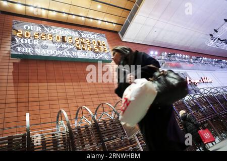 Bilder des Tages (171221) -- NEW YORK, 21 dicembre 2017 -- Una donna passa per il National Debt Clock a Manhattan di New York City, Stati Uniti, il 20 dicembre 2017. Il Congresso degli Stati Uniti mercoledì ha approvato il disegno di legge repubblicano per rivedere il codice fiscale degli Stati Uniti per trent'anni, inviandolo allo sportello del presidente Donald Trump per la firma, tra le preoccupazioni che il cambiamento avrebbe ampliato la disuguaglianza di reddito e gonfiato il debito pubblico. ) (Zxj) U.S.-NEW YORK-REPUBBLICANA LEGGE FISCALE WangxYing PUBLICATIONxNOTxINxCHN Foto Stock