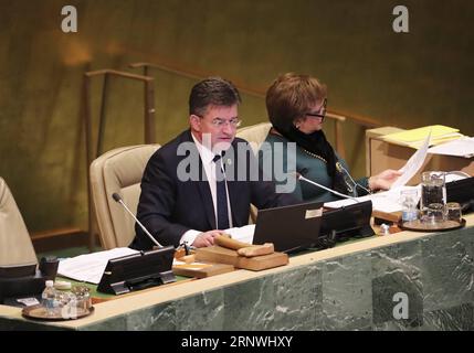 (171221) -- NAZIONI UNITE, 21 dicembre 2017 -- Miroslav Lajcak (L), presidente della 72a Assemblea generale delle Nazioni Unite, presiede una rara sessione speciale di emergenza sullo status di Gerusalemme presso la sede delle Nazioni Unite a New York, il 21 dicembre 2017. Giovedì l'Assemblea generale ha adottato una risoluzione sullo status di Gerusalemme che farà sì che la decisione del presidente degli Stati Uniti Donald Trump di riconoscere Gerusalemme come capitale israeliana non abbia alcun effetto giuridico. ASSEMBLEA GENERALE ONU-RISOLUZIONE-STATUS OF JERUSALEM-ADOPTION WANGXYING PUBLICATIONXNOTXINXCHN Foto Stock