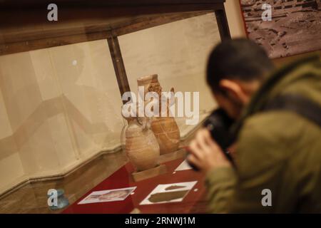 (171221) -- CAIRO, 21 dicembre 2017 -- Un visitatore scatta foto di mostre durante una mostra temporanea al Museo egizio del Cairo, in Egitto, il 21 dicembre 2017. Giovedì è iniziata una mostra temporanea che mostra opere d'arte dell'antica Deir el-Medina. Deir el-Medina era la sede di una comunità di lavoratori e artigiani incaricati di scavare e decorare le tombe dei faraoni nell'antico periodo egiziano del nuovo Regno (XVI secolo a.C.-XI secolo a.C.). EGITTO-CAIRO-EXHIBITION-DEIR EL-MEDINA AHMEDXGOMAA PUBLICATIONXNOTXINXCHN Foto Stock