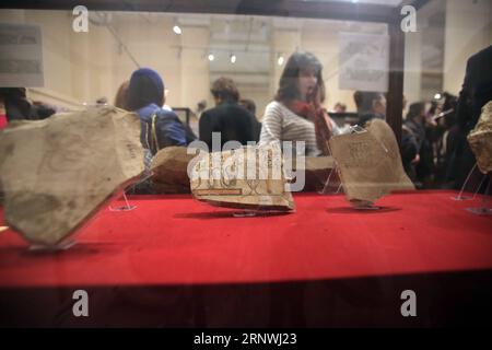 (171221) -- CAIRO, 21 dicembre 2017 -- i visitatori visitano le mostre durante una mostra temporanea al Museo egizio del Cairo, Egitto, il 21 dicembre 2017. Giovedì è iniziata una mostra temporanea che mostra opere d'arte dell'antica Deir el-Medina. Deir el-Medina era la sede di una comunità di lavoratori e artigiani incaricati di scavare e decorare le tombe dei faraoni nell'antico periodo egiziano del nuovo Regno (XVI secolo a.C.-XI secolo a.C.). EGITTO-CAIRO-EXHIBITION-DEIR EL-MEDINA AHMEDXGOMAA PUBLICATIONXNOTXINXCHN Foto Stock