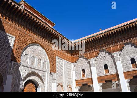 Marrakech, Marocco - 10 febbraio 2023: Splendidi lavori artigianali all'interno della scuola coranica Madrasa Ben Youssef a Marrakech Foto Stock