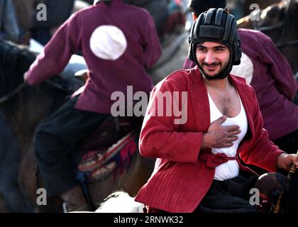 (171223) - KABUL, 23 dicembre 2017 -- un cavaliere afghano partecipa a Buzkashi a Kabul, capitale dell'Afghanistan, 22 dicembre 2017. Buzkashi, che significa "cattura delle capre", è un gioco tradizionale secolare in Afghanistan in cui esperti cavalieri di squadre rivali competono per prendere la capra o il vitello macellato e gettarlo in un cerchio fisso sul terreno di Buzkashi. (Zxj) AFGHANISTAN-KABUL-BUZKASHI DaixHe PUBLICATIONxNOTxINxCHN Foto Stock
