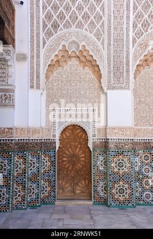 Marrakech, Marocco - 10 febbraio 2023: Splendidi lavori artigianali all'interno della scuola coranica Madrasa Ben Youssef a Marrakech Foto Stock