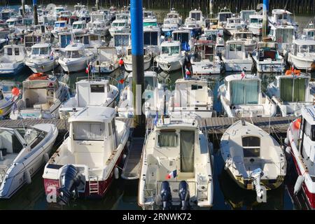 Dunkerque, Francia 07-19-2016 porto per yacht con molte barche, yacht e piccole imbarcazioni Foto Stock